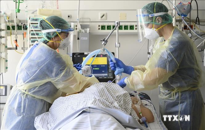 Nhân viên y tế điều trị cho bệnh nhân COVID-19 tại bệnh viện ở Stuttgart, miền nam nước Đức, ngày 24/3/2021. Ảnh: AFP/ TTXVN