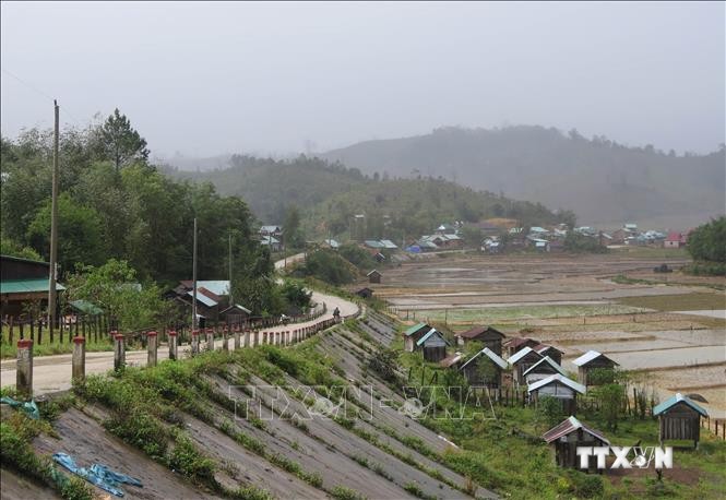Điểm dân cư 57 hộ thuộc thôn Đăk Lanh, xã Măng Bút, huyện Kon Plông, tỉnh Kon Tum chính thức được đóng điện, hòa điện lưới Quốc gia. Ảnh: Dư Toán – TTXVN.