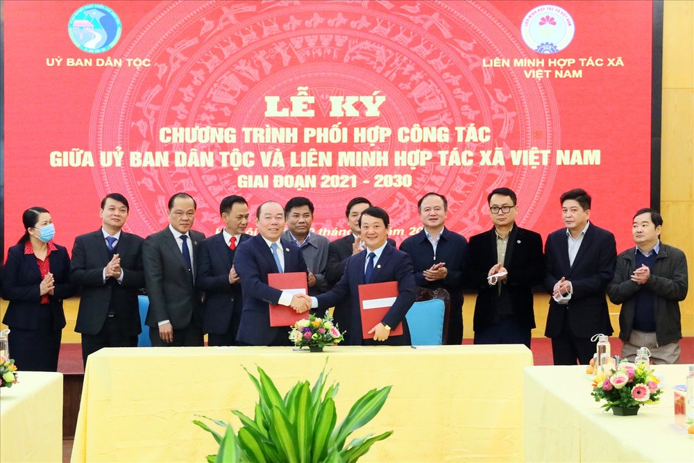 Bộ trưởng, Chủ nhiệm Ủy ban Dân tộc Hầu A Lềnh và Chủ tịch Liên minh HTX Việt Nam Nguyễn Ngọc Bảo ký Chương trình phối hợp công tác giai đoạn 2021-2030. Nguồn: baodantoc.vn
