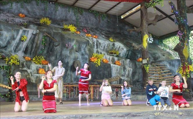 Du khách người Nga hòa mình trải nghiệm các điệu nhạc truyền thống dân tộc Việt Nam trong chương trình biểu diễn nghệ thuật truyền thống trong hành trình tour. Ảnh: Phan Sáu - TTXVN