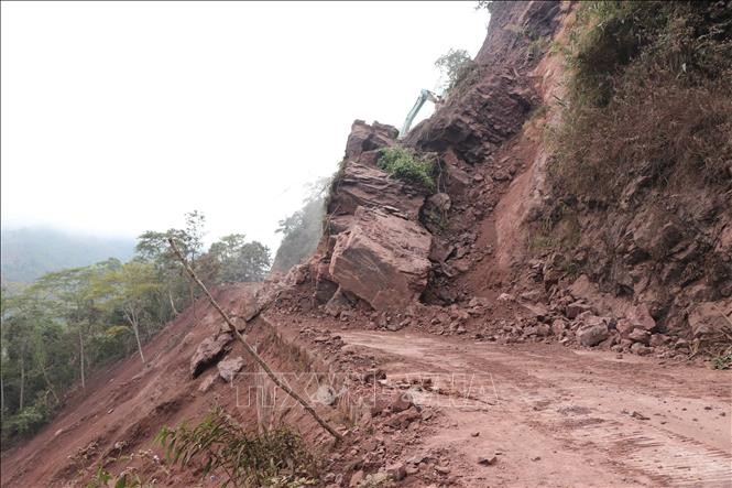 Điện Biên: Quốc lộ 4H bị tê liệt sau nhiều giờ do sự cố sạt lở từ vách núi