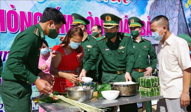 Bộ Tư lệnh Bộ đội Biên phòng chúc Tết nhân dân vùng biên giới Kon Tum