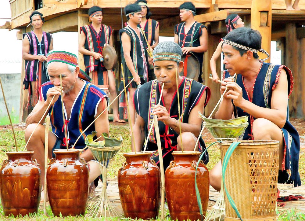 Uống rượu cần trong lễ hội làng (ảnh chụp trước tháng 4-2021). Ảnh: baogialai.com.vn
