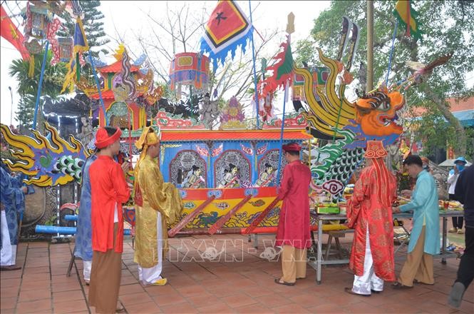 Thuyền Long Châu - lễ vật quan trọng nhất trong lễ hội cầu ngư- thể hiện sự tôn kính của người dân chài với các thần linh và sự đoàn kết của cộng đồng cư dân vùng biển… Ảnh: Hoa Mai - TTXVN