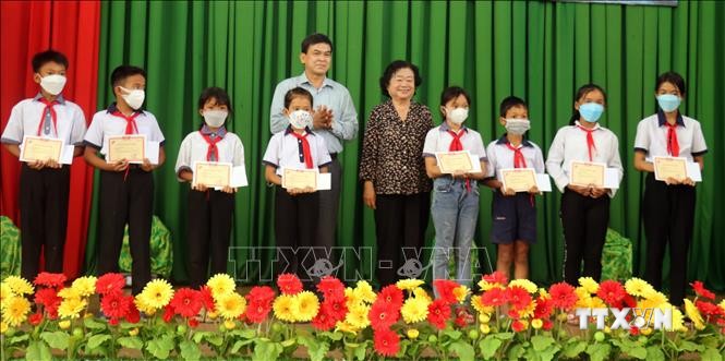 Trao học bổng Vừ A Dính cho học sinh có hoàn cảnh khó khăn tại Kiên Giang