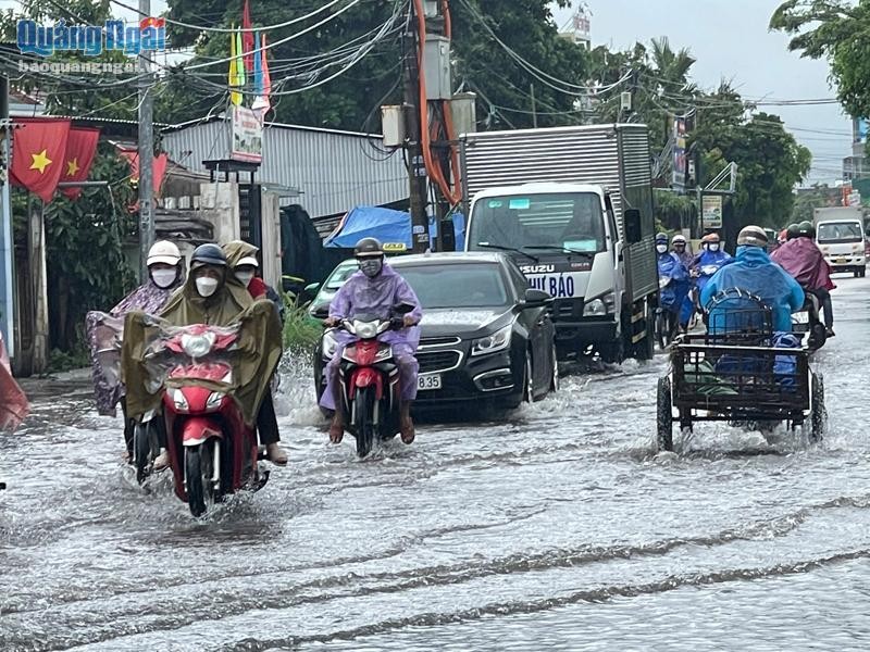 Nhiều tuyến đường nội thành Quảng Ngãi ngập sâu do mưa lớn