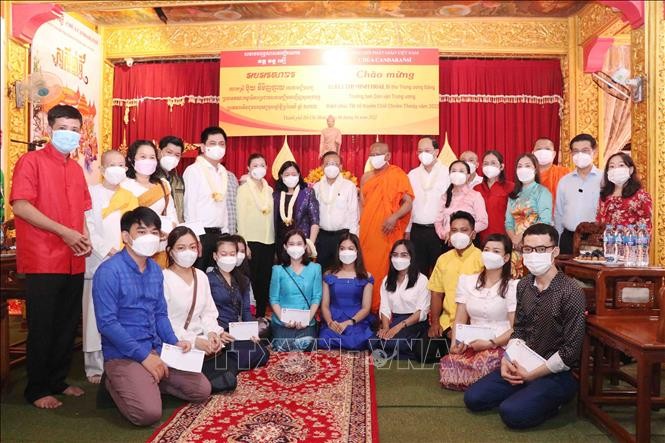 Trưởng Ban Dân vận Trung ương Bùi Thị Minh Hoài chúc Tết cổ truyền đồng bào Khmer tại Thành phố Hồ Chí Minh