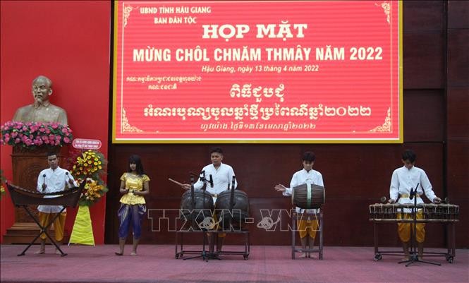 Tiết mục văn nghệ truyền thống của đồng bào Khmer tại buổi Họp mặt. Ảnh: Hồng Thái - TTXVN