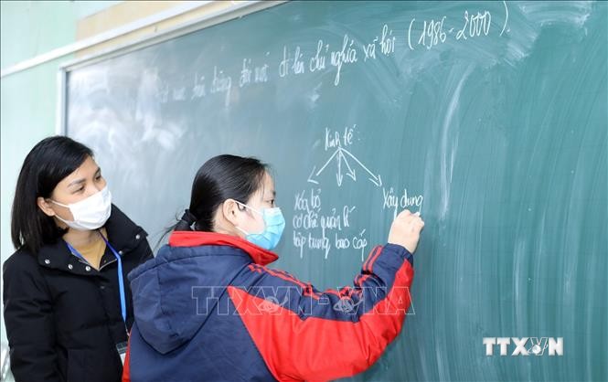 Cô giáo Lê Thị Thanh Quỳnh, Trung tâm giáo dục thường xuyên 1 tỉnh Lạng Sơn ôn tập môn Sử cho học sinh lớp 12C. Ảnh: Anh Tuấn - TTXVN