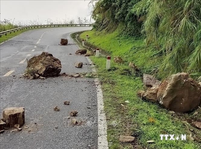 Điện Biên cảnh báo tình trạng đá rơi nguy hiểm trên đèo Tằng Quái, Quốc lộ 279