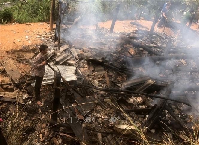 Hiện trường cháy nhà dân ở bản Pó Chà, xã Nậm Xe, huyện Phong Thổ (Lai Châu) khiến một cháu nhỏ tử vong. Ảnh: TTXVN phát