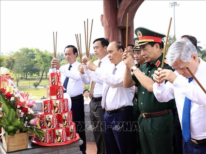 Chủ tịch nước dâng hương các Anh hùng liệt sĩ tại Di tích quốc gia đặc biệt Thành cổ Quảng Trị 