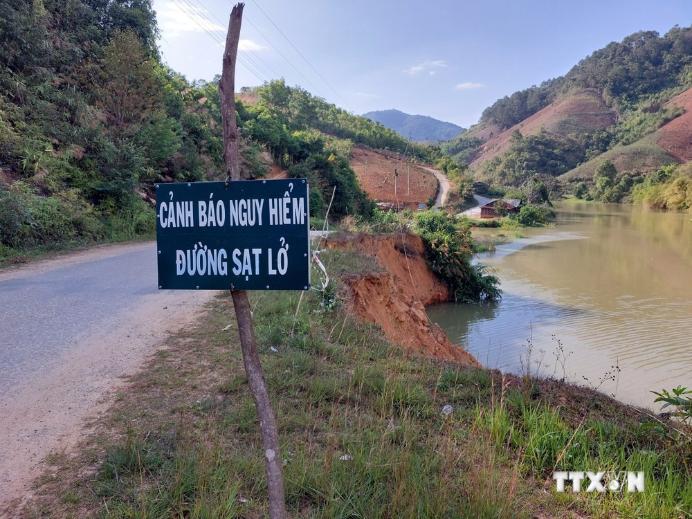 Sạt lở phía ta luy âm trên tuyến đường ĐH 83 (đoạn từ xã Đăk Nhoong đi xã Đăk Plô, huyện Đăk Glei). Ảnh: Khoa Chương - TTXVN