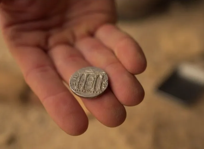 Phát hiện đồng bạc cổ có niên đại 1.900 năm ở Bờ Tây