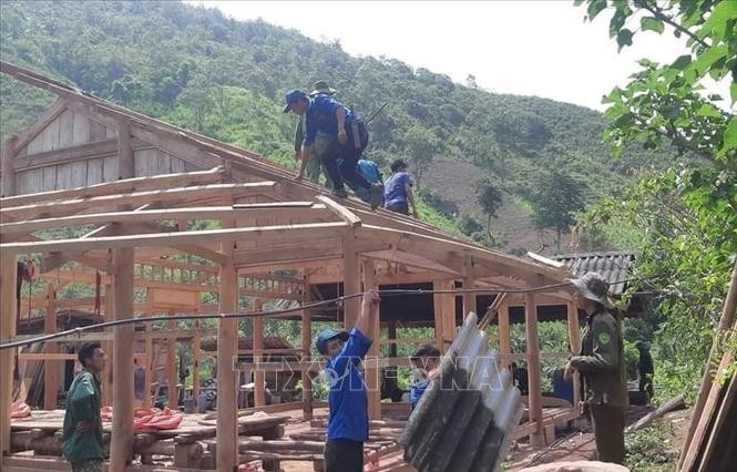 Huyện Nậm Pồ dồn sức di dời gần 30 hộ dân nằm dưới cung trượt sạt trên đồi