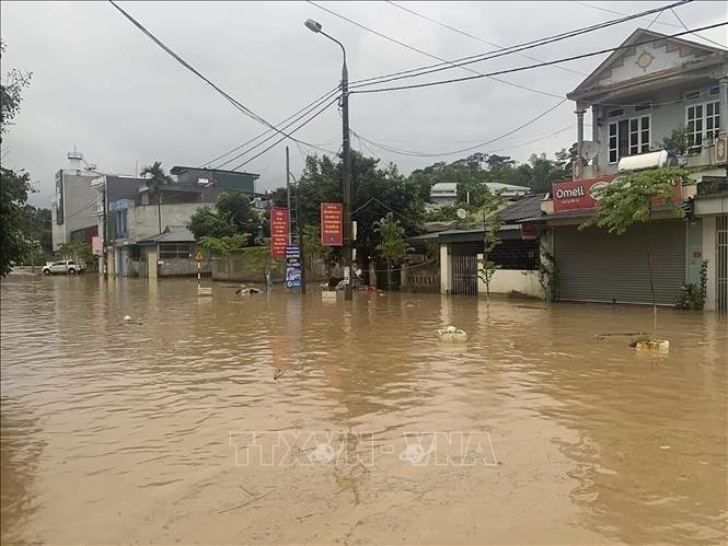 Điện Biên: Mưa lớn trong đêm gây ngập úng cục bộ, nhiều đoạn đường hóa sông sâu