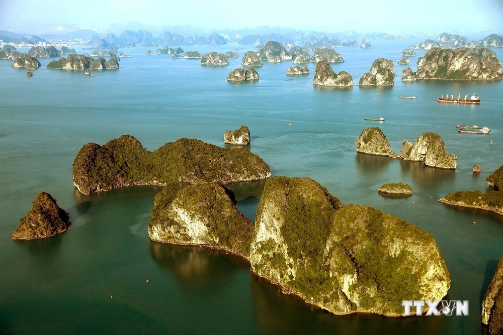Vịnh Hạ Long nhìn từ trên cao hết sức hùng vĩ, hoành tráng với vô vàn hòn đảo nhấp nhô trên mặt vịnh. Ảnh: Phạm Hậu - TTXVN