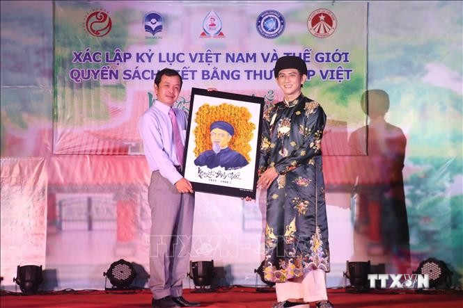 Trao kỷ lục Việt Nam và kỷ lục thế giới quyển sách thư pháp "Nguyễn Đình Chiểu thi tuyển"