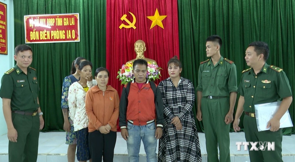 Puih Thái (giữa) được lực lượng chức năng giải cứu thành công từ Campuchia. Ảnh: TTXVN