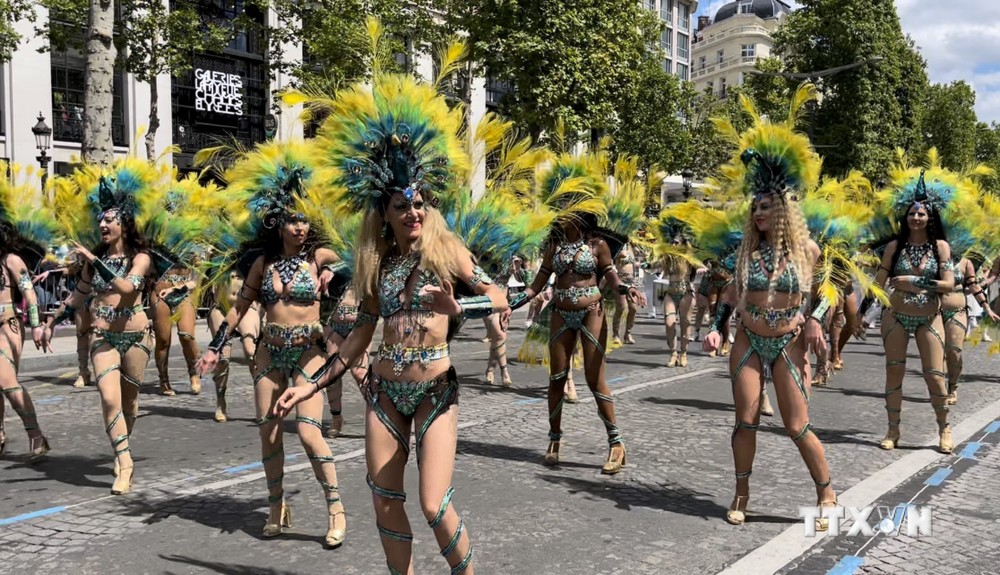 Một màn trình diễn trong Lễ hội Carnaval Tropical de Paris 2022. Ảnh: Thu Hà - TTXVN