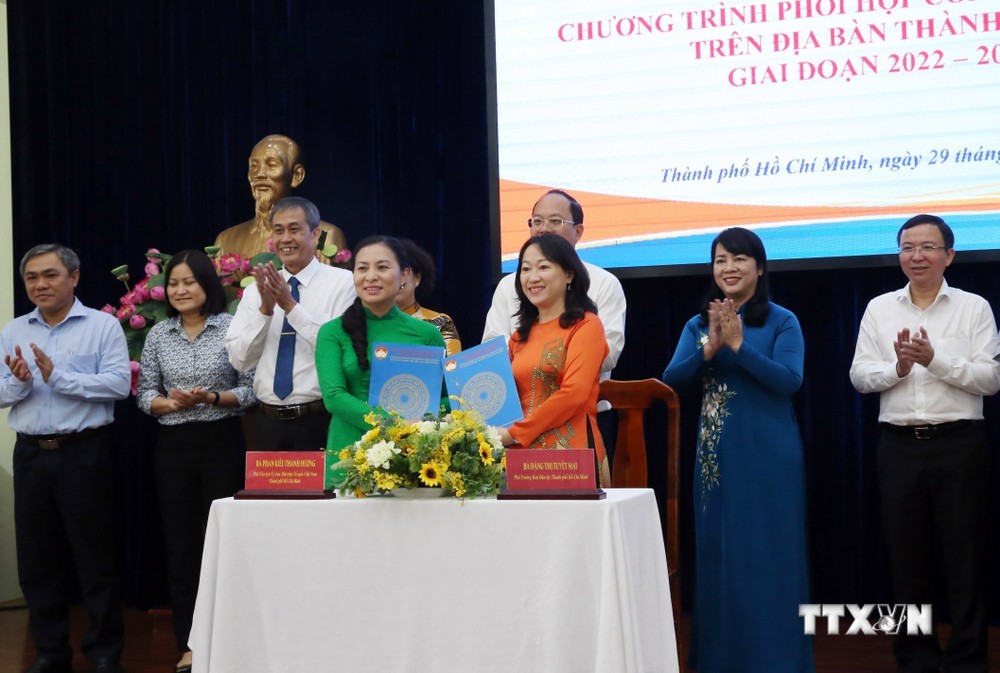Ký Chương trình phối hợp công tác giai đoạn 2022-2025 giữa Ủy ban MTTQ Việt Nam Thành phố Hồ Chí Minh và Ban Dân tộc Thành phố Hồ Chí Minh. Ảnh: Xuân Khu-TTXVN