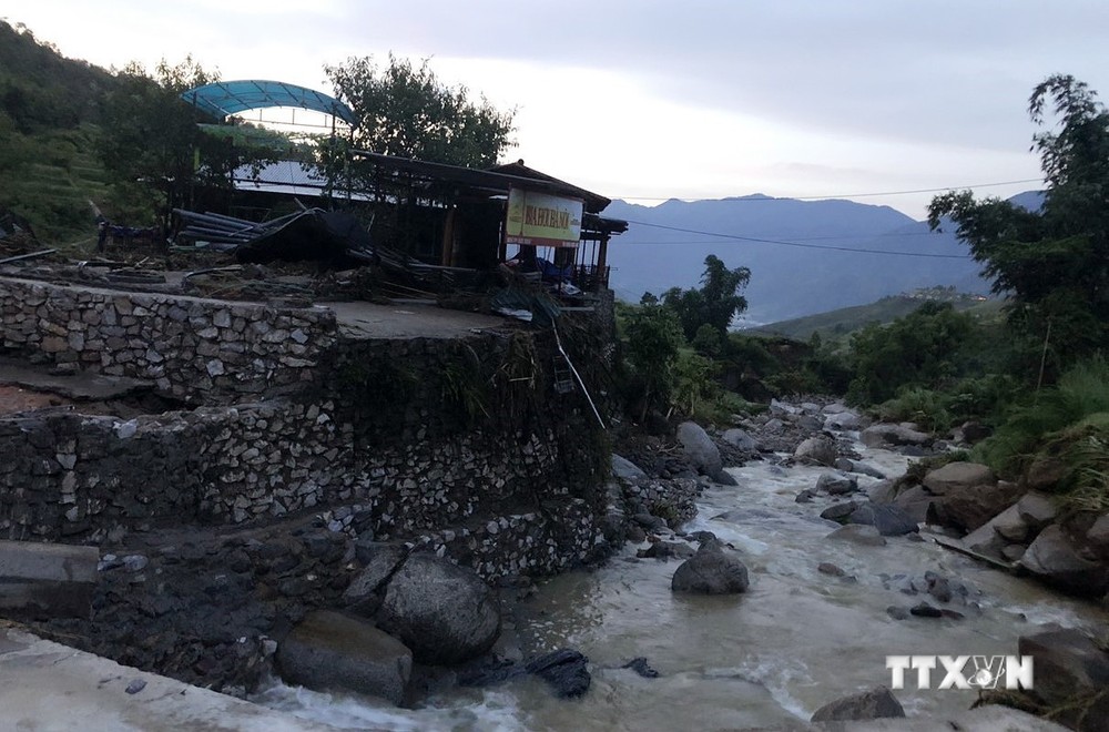 Nước lũ tại xã Thanh Bình, thị xã Sa Pa (tỉnh Lào Cai), sau trận mưa kéo dài trong đêm 4/8. Ảnh: Quốc Khánh - TTXVN
