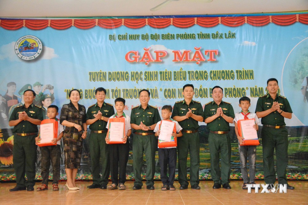 Chung tay hỗ trợ học sinh có hoàn cảnh đặc biệt khó khăn nơi biên giới Đắk Lắk