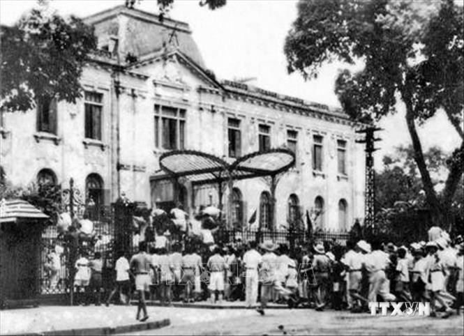 Ngày 19/8/1945, sau cuộc mít tinh tại quảng trường Nhà Hát Lớn, quần chúng nhân dân thủ đô đã đánh chiếm Bắc Bộ Phủ, cơ quan đầu não của chính quyền tay sai Pháp ở Bắc Bộ. Cách mạng Tháng Tám thắng lợi mở ra một thời kỳ mới ở Việt Nam - thời đại nhân dân 