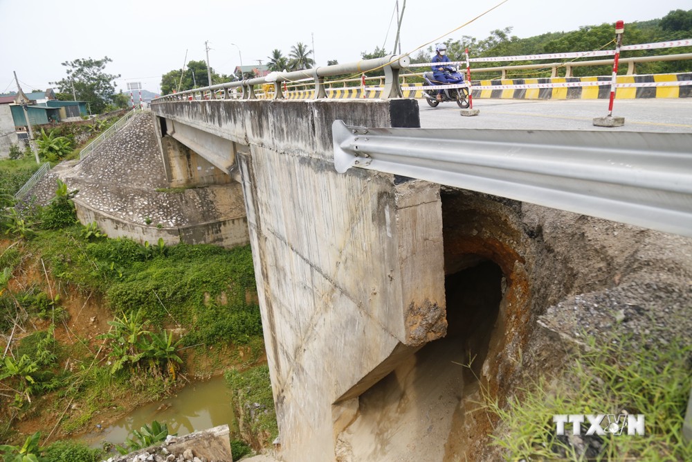 Sạt lở khá sâu tại chân cầu Má đoạn Km203+680 Quốc lộ 37 thuộc xã Thái Bình, huyện Yên Sơn, tỉnh Tuyên Quang. Ảnh: Nam Sương - TTXVN