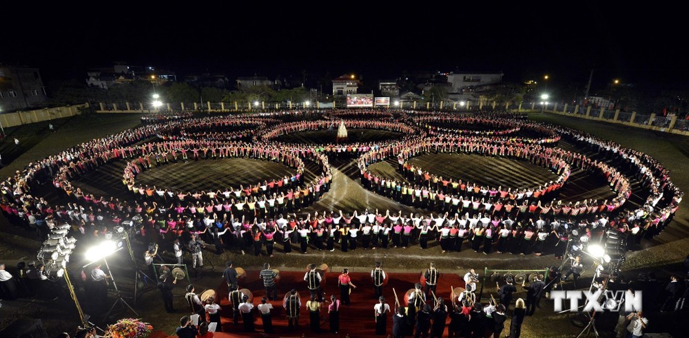 2022 người tham gia vòng đại xòe tại Lễ đón nhận Bằng của UNESCO ghi danh “Nghệ thuật Xòe Thái”