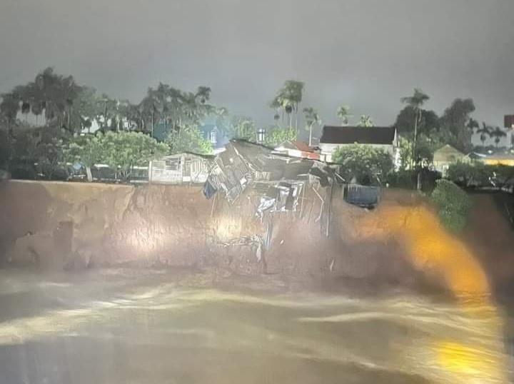 Sạt lở bờ sông do mưa lớn tại xã Lương Nha (huyện Thanh Sơn, tỉnh Phú Thọ) vào đêm 8/9 đã khiến nhiều hộ dân bị thiệt hại về tài sản. Ảnh: laodong.vn