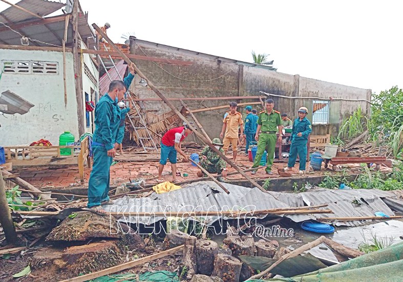 Kiên Giang: Hỗ trợ các hộ dân có nhà bị sập và tốc mái do mưa lớn, lốc xoáy