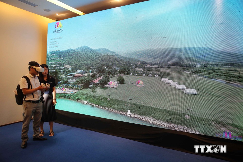Người dân trải nghiệm du lịch Đà Nẵng từ ứng dụng “Một chạm đến Đà Nẵng” trên công nghệ VR360 tại chương trình. Ảnh: Trần Lê Lâm - TTXVN