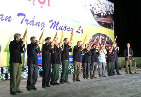 Câu lạc bộ Nhạc cụ dân tộc Thái Mường Lò biểu diễn khèn bè trong đêm văn nghệ kỷ niệm Ngày Quốc khánh 2/9. Ảnh: baoyenbai.com.vn