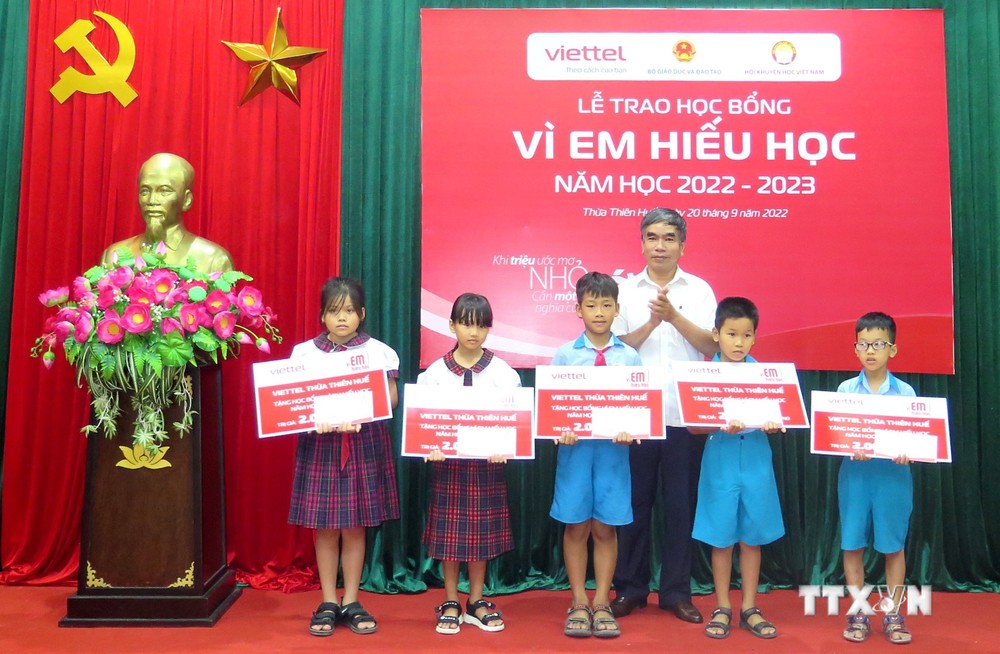 Thừa Thiên - Huế: Trao 420 suất học bổng "Vì em hiếu học" 
