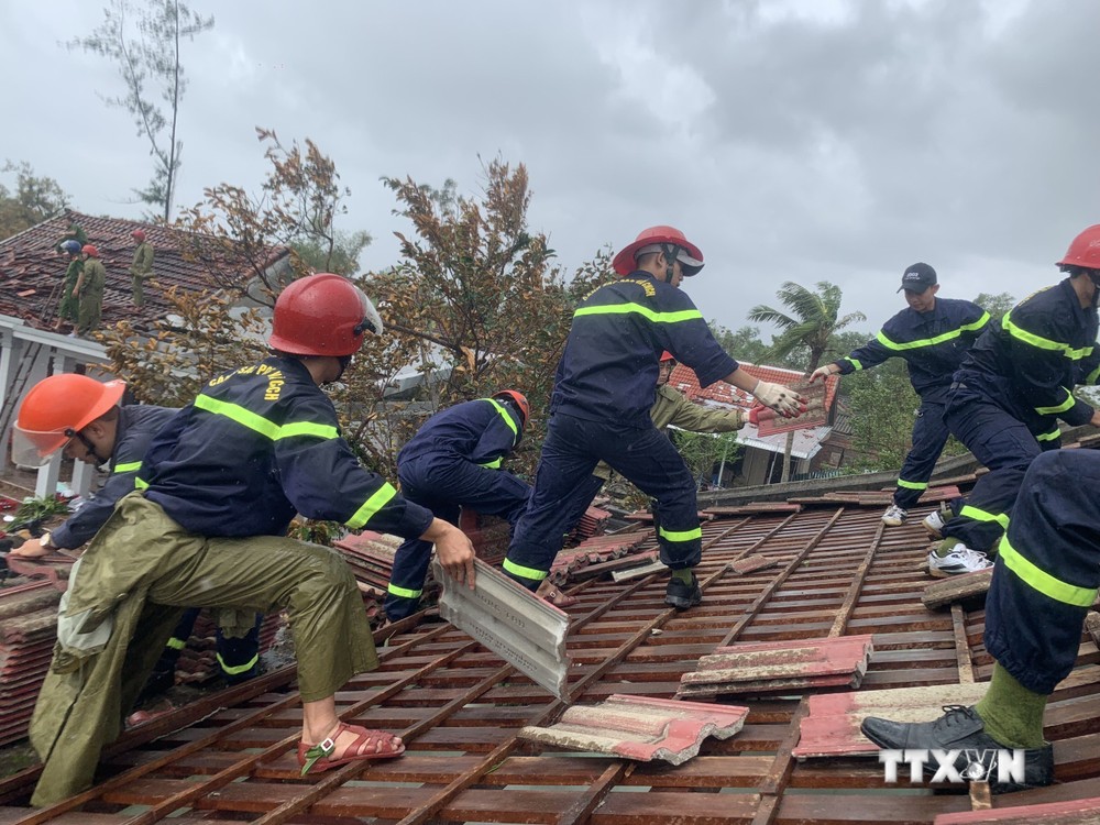 Thừa Thiên - Huế có 5 người bị thương, 190 nhà tốc mái do bão số 4