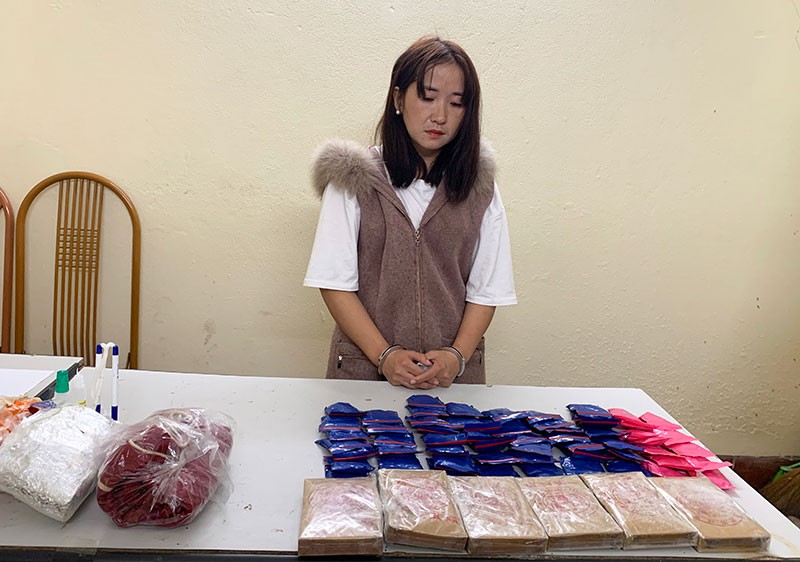 Đối tượng Tráng Thị Khúa cùng số ma túy bị bắt giữ. Ảnh: cand.com.vn