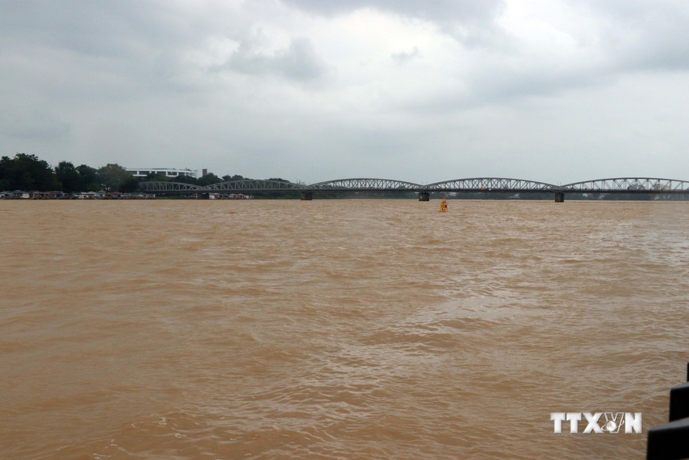 Nước lũ trên sông Hương đang lên, có thể đạt xấp xỉ báo động 2 trong đêm 10/10. Ảnh: Đỗ Trưởng - TTXVN