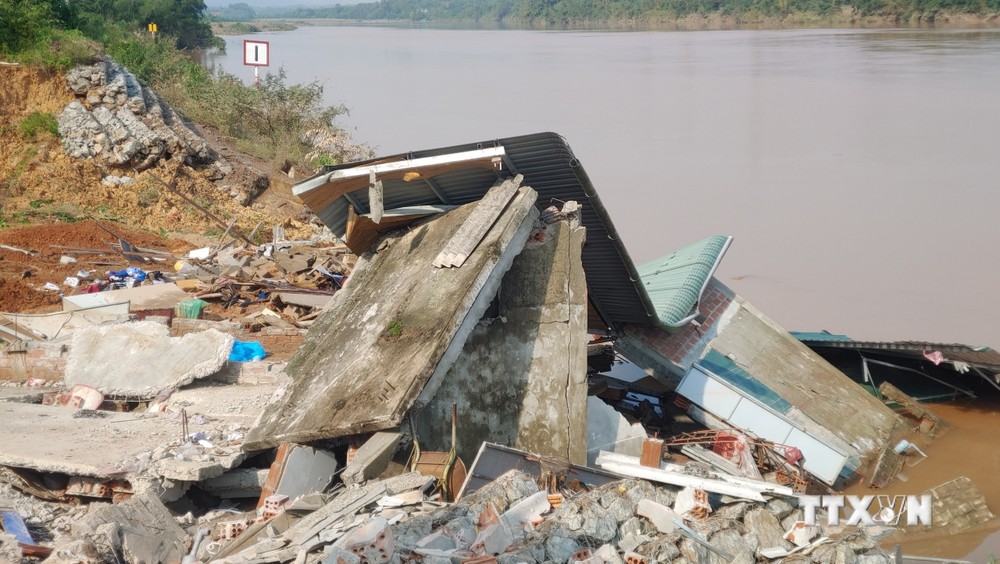Quảng Trị: Hỗ trợ gia đình các nạn nhân trong vụ sập nhà do sạt lở bờ sông Thạch Hãn