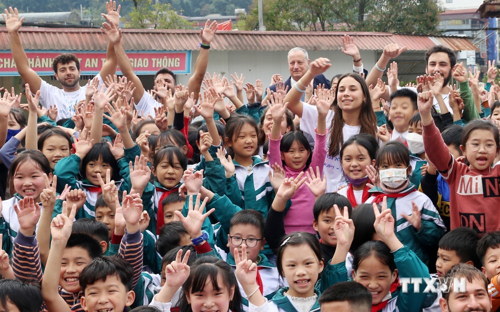 Tình nguyện viên Israel dạy học cho trẻ em vùng cao Lào Cai
