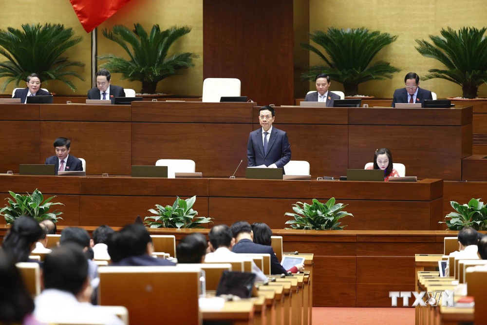 Bộ trưởng Bộ Thông tin và Truyền thông Nguyễn Mạnh Hùng trả lời chất vấn của các đại biểu Quốc hội về nhóm vấn đề thứ 2 thuộc lĩnh thông tin và truyền thông. Ảnh: TTXVN
