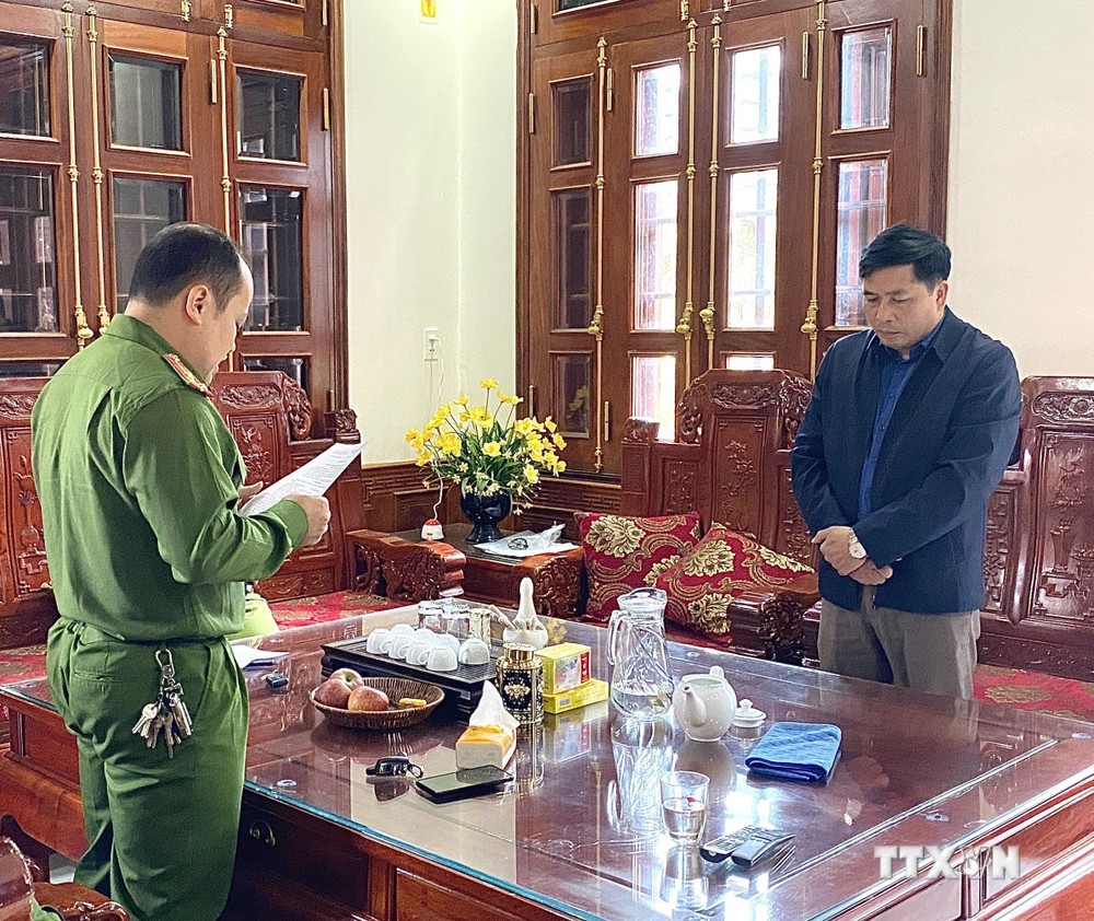Ông Nguyễn Ích Chánh, nguyên Chủ tịch UBND huyện Bảo Lạc, tỉnh Cao Bằng nghe lệnh khởi tố. Ảnh: TTXVN phát