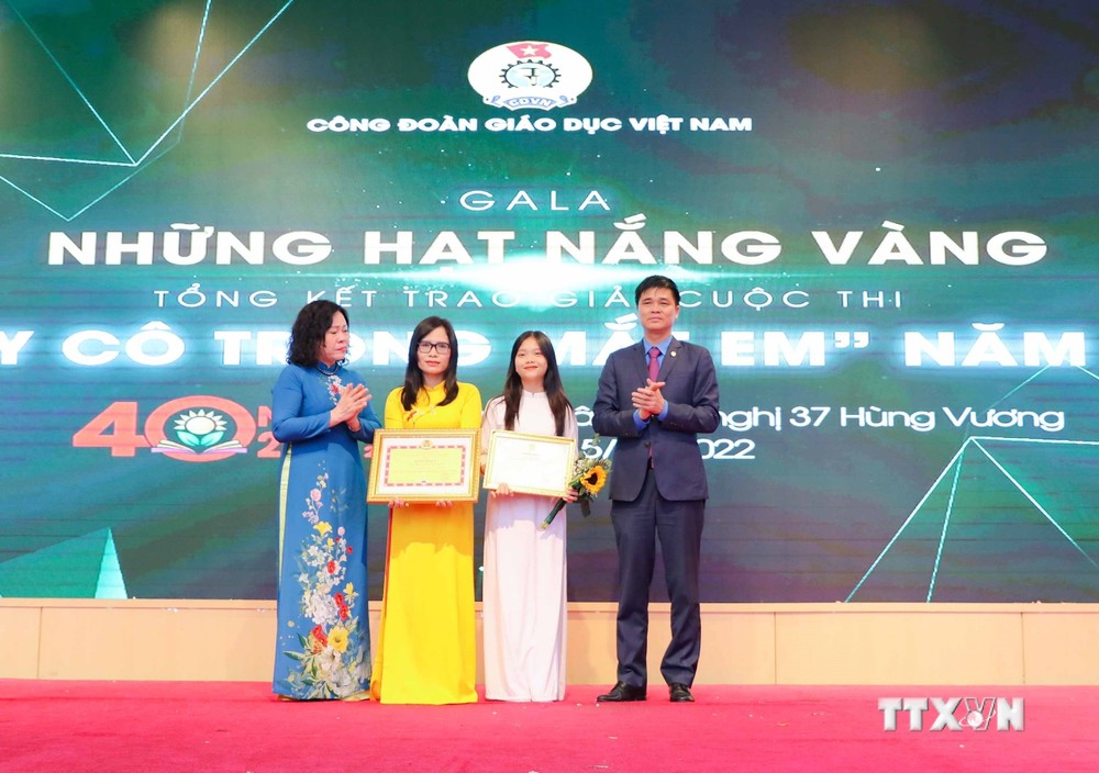 BTC trao giải Đặc biệt cho tác phẩm "Cầu vồng sau cơn mưa" của nhóm học sinh lớp 11A10, trường THPT Chi Lăng, tỉnh Lạng Sơn. Ảnh: Thanh Tùng - TTXVN