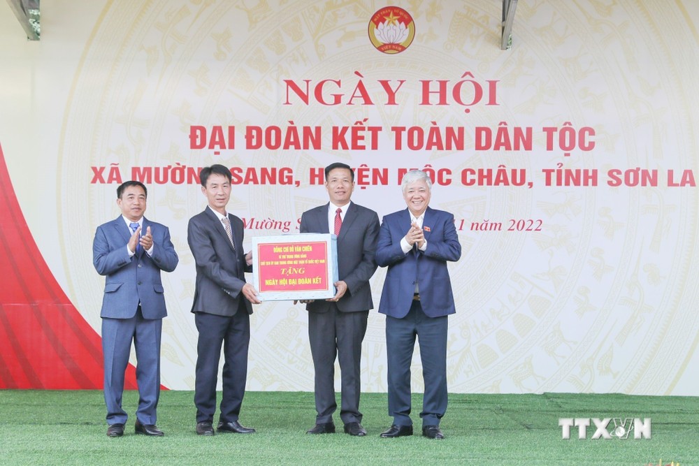 Chủ tịch Ủy ban Trung ương Mặt trận Tổ quốc Việt Nam Đỗ Văn Chiến dự Ngày hội Đại đoàn kết toàn dân tộc tại xã Mường Sang