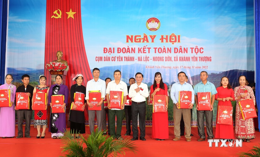 Đồng chí Trần Cẩm Tú tặng quà các hộ gia đình khu dân cư tại Ngày hội Đại đoàn kết toàn dân tộc tại tỉnh Lào Cai. Ảnh: Quốc Khánh - TTXVN