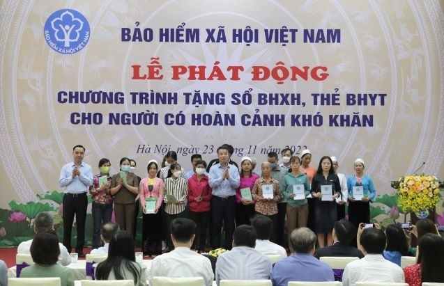 Tổng Giám đốc BHXH Việt Nam Nguyễn Thế Mạnh và Phó Chủ tịch chuyên trách Hội đồng quản lý BHXH Nguyễn Văn Cường trao tặng sổ BHXH và thẻ BHYT cho người dân có hoàn cảnh khó khăn tại điểm cầu BHXH Việt Nam. Ảnh: dangcongsan.vn