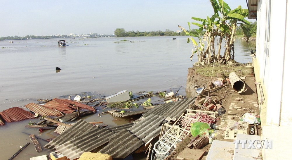 Vĩnh Long: Sạt lở làm 13 căn nhà rơi xuống sông
