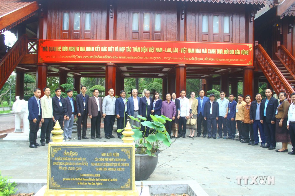 Trưởng bản tiêu biểu Việt – Lào xúc động khi thăm quê Bác Hồ