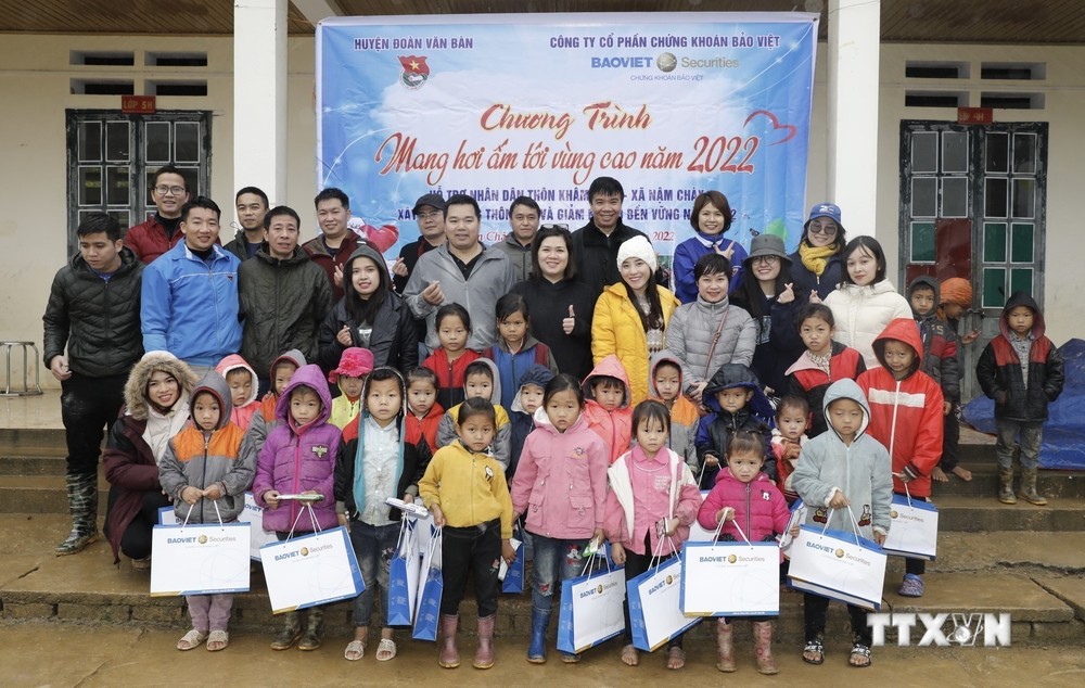 Trao quà cho các em học sinh Tiểu học Nậm Chày, huyện Văn Bàn. Ảnh: Trần Việt - TTXVN