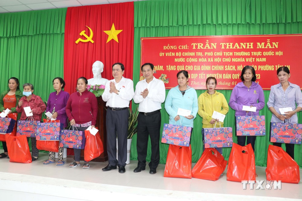 Phó Chủ tịch Thường trực Quốc hội Trần Thanh Mẫn thăm, tặng quà các gia đình chính sách, hộ nghèo ở Cần Thơ